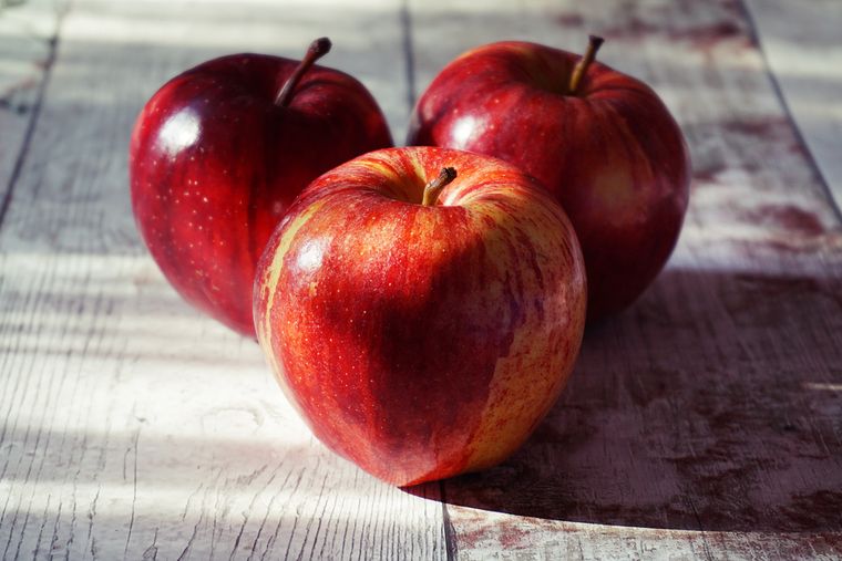 Fresh red and green apples and pears — pectin-rich fruits that limit fat absorption and boost metabolism